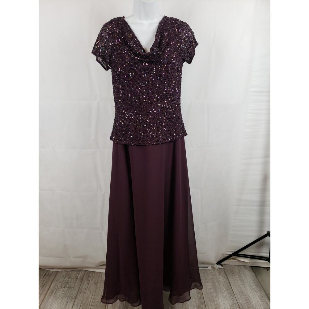 J Kara Full Length Formal Dress Purple Beaded Short Sleeve Size 6 EUC